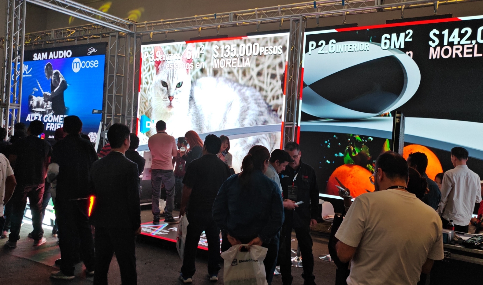 LED video wall team in Mexico